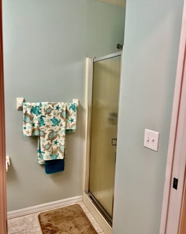 Building Photo - Beautiful Waterfront 2/2 Furnished Condo with community pool!