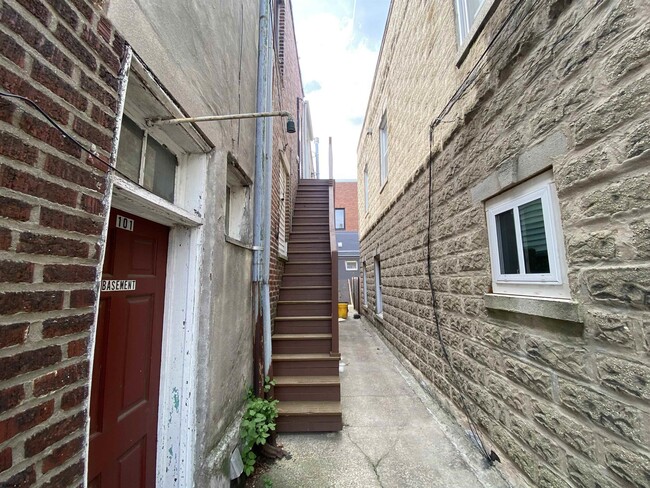 Building Photo - 103 W Merchant St