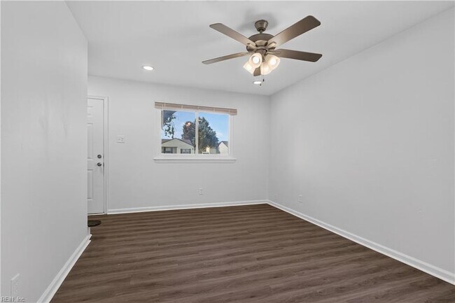 Building Photo - 3044 Camelot Blvd