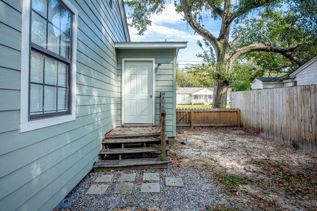 Building Photo - Adorable Updated Cottage in Pascagoula