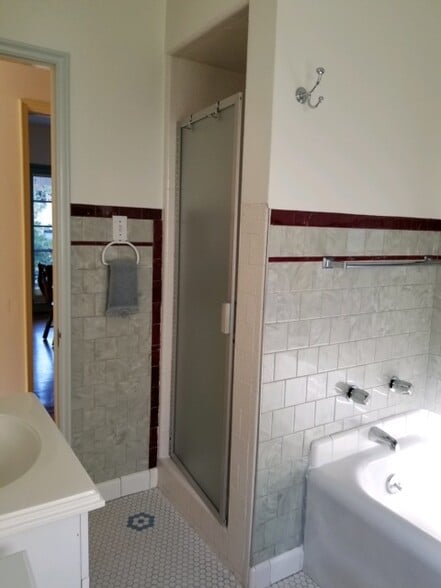 Stall Shower in bath - 634 N Naomi St