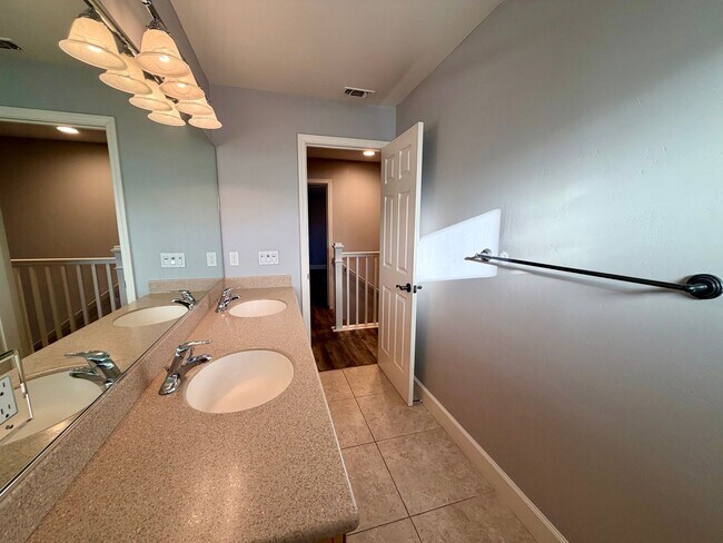 Building Photo - Beautiful 3 Bedroom 2.5 Bathroom Single Fa...
