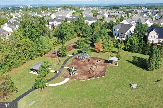 Building Photo - 43708 Red House Dr