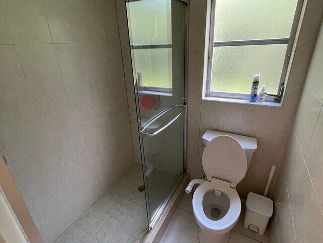 Building Photo - 1337 Center Ln