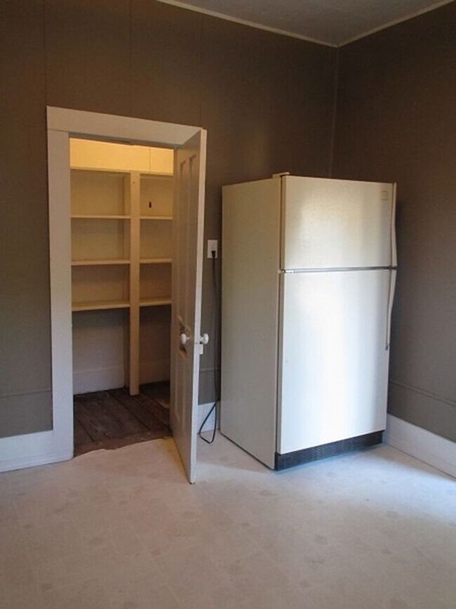 Building Photo - $895 - 3 bed 1 bath - Single Family Home