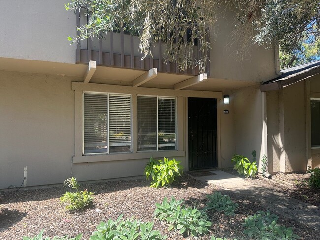 Building Photo - Updated 3 Bedroom 2 Bathroom Townhome with...