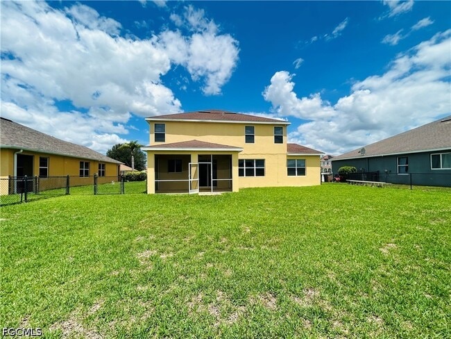 Building Photo - 8041 Allamanda Ct