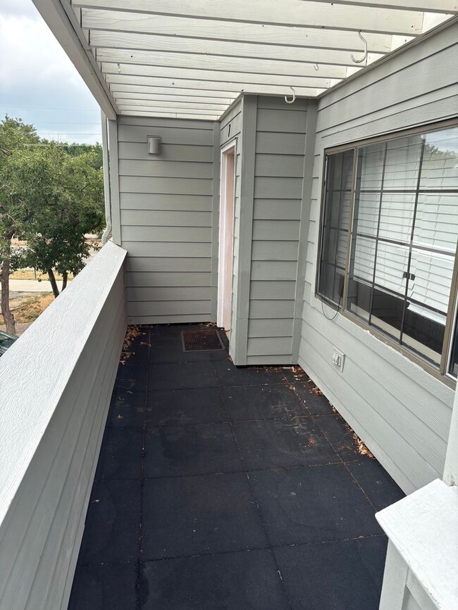 Building Photo - Top Floor 2 Bed 1.5 Bath Two Story Condo I...