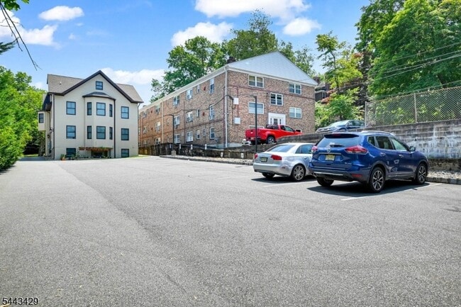 Building Photo - 52 Elm St