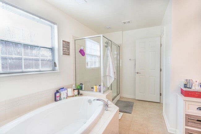 Building Photo - Gainesville Single Family Home - 4 bed 2 1...