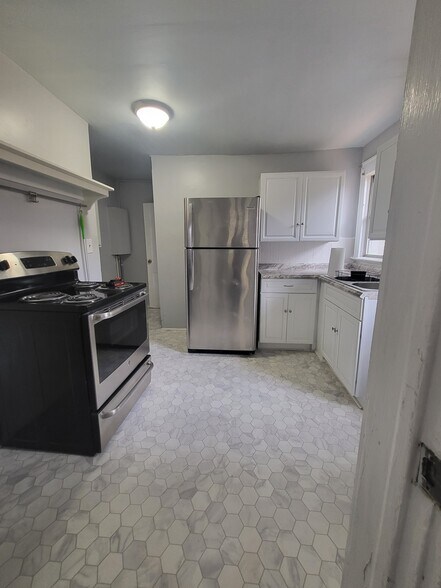 Building Photo - 1718 Pine Grove Ave
