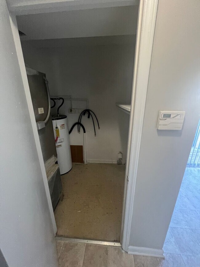 Building Photo - 1 Bd/1 Bth 2nd floor    ONLY $ 1050.00