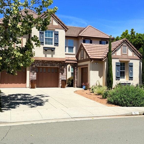 Building Photo - 60 Laurelwood Dr