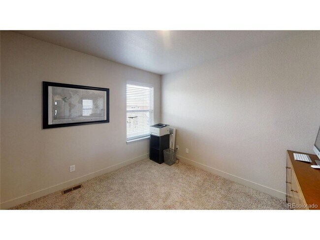 Building Photo - Available 4/2: Beautiful End Unit Townhome in Cherrywood Park