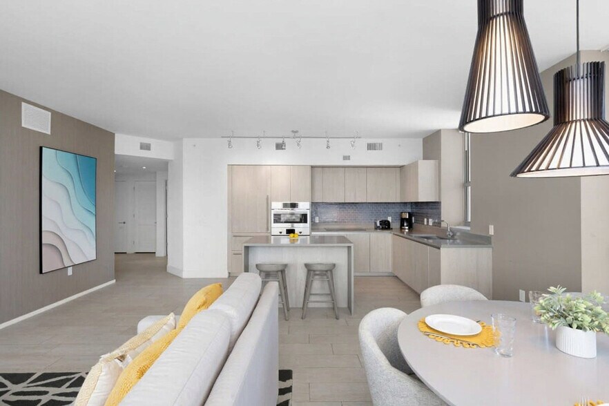 Building Photo - 4010 S Ocean Dr