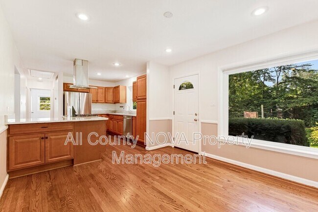 Building Photo - 3160 Ravenwood Dr