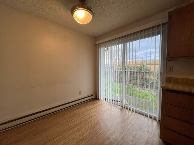 Building Photo - CCO867