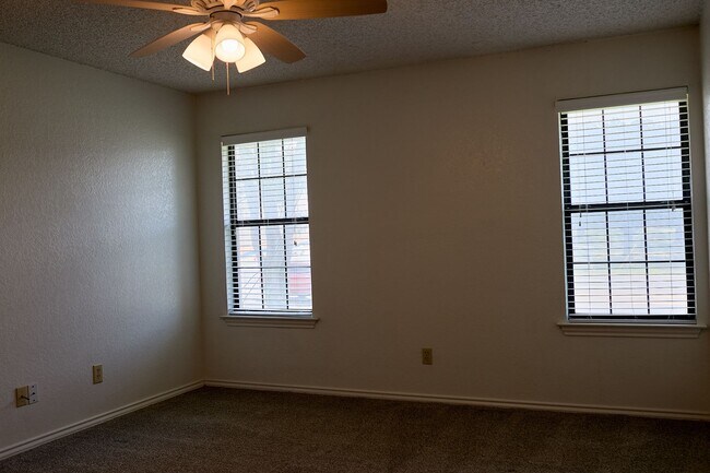 Building Photo - 900 Kilkenny Ct