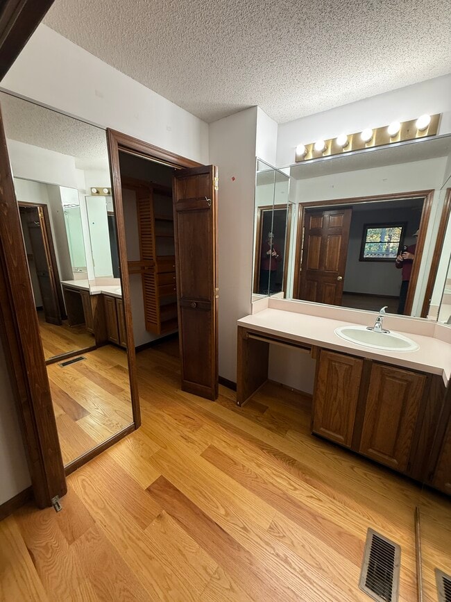 Building Photo - 4711 Highview Ct