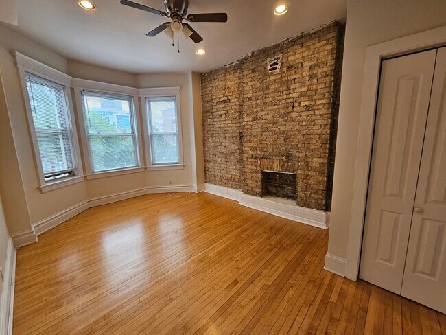 Building Photo - 3800 N Wilton Ave