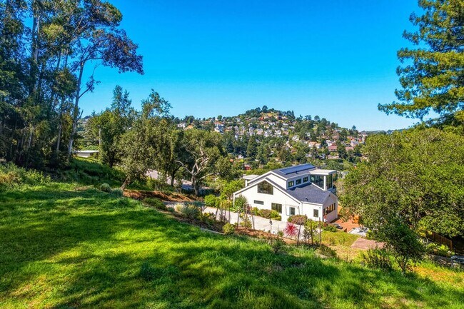 Building Photo - Beautifully Remodeled 4BR + Office Mill Valley Home — Furnished, Private 3/4-Acre Setting, Walk t...