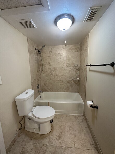 Building Photo - 2803 N Oakland Forest Dr