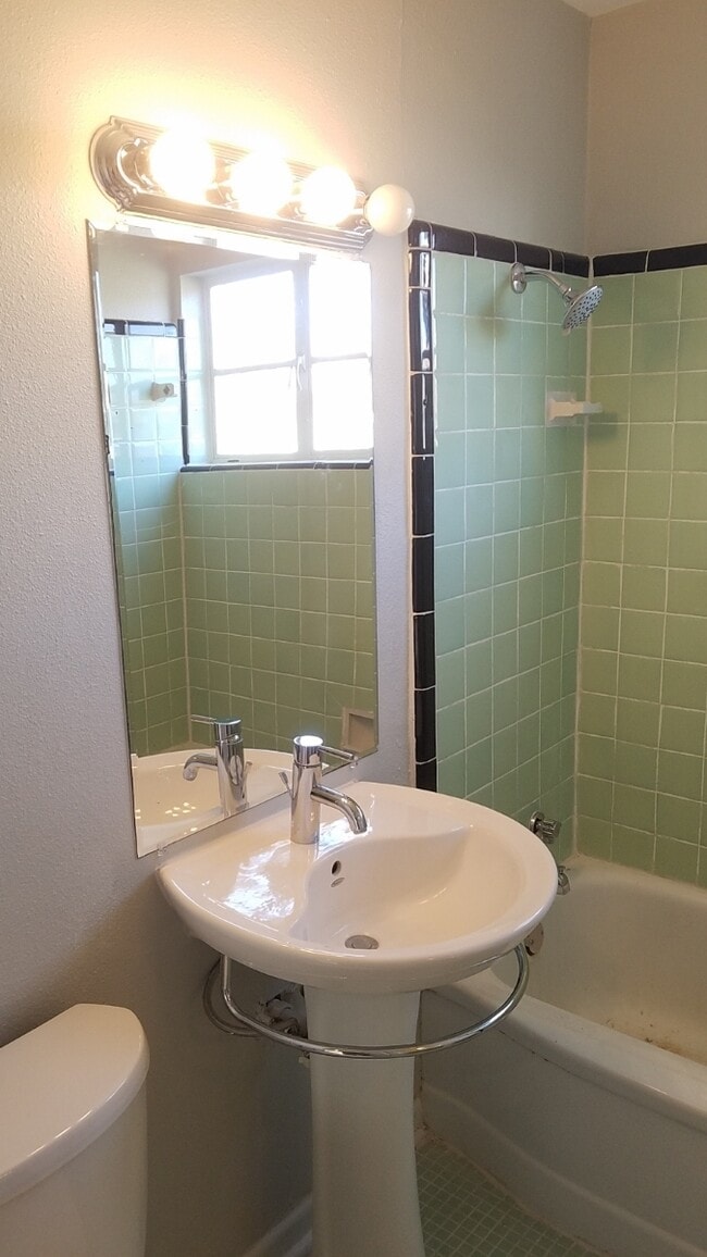 Building Photo - 1528 Steves Ave