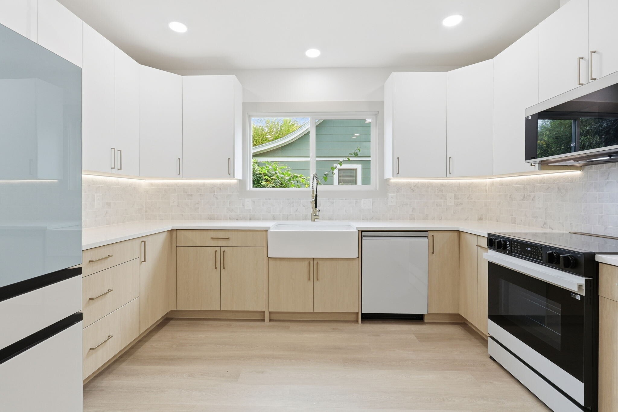 Building Photo - 437 NE Fargo St