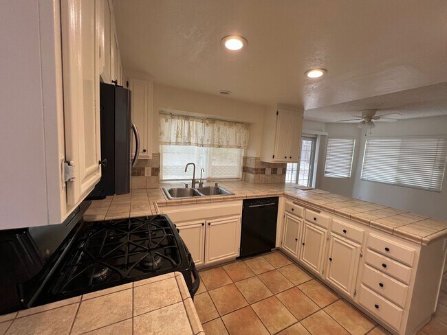 Building Photo - **Beautiful Lake Elsinore 3 Bdrm 2.5 Baths...