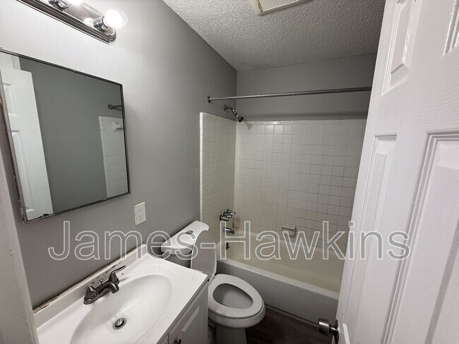 Building Photo - 6160 Hinchcliff Rd