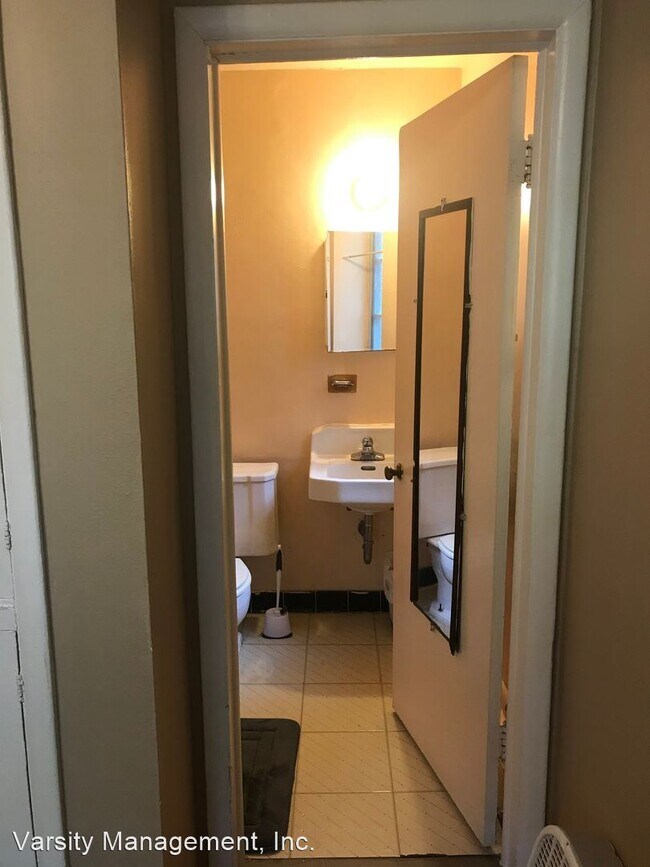 Building Photo - 1 br, 1 bath Apartment - 801 W. Madison 80...