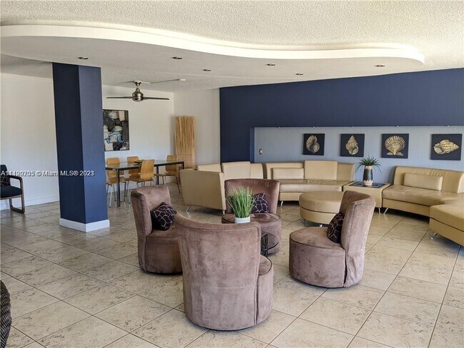 Building Photo - 2500 NE 135th Ter