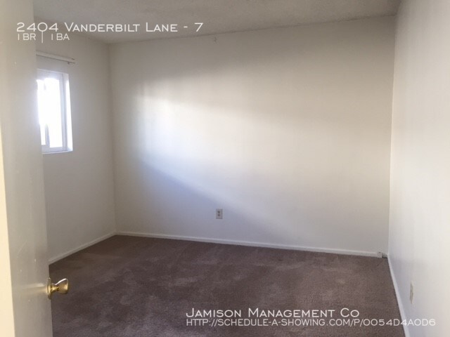 Building Photo - 2404 Vanderbilt Ln
