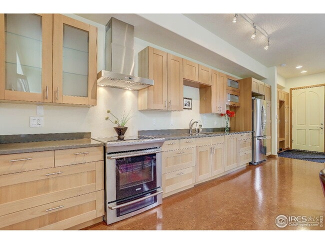Building Photo - "Charming 3-Bed Townhouse Retreat with Spacious Living in Boulder!"