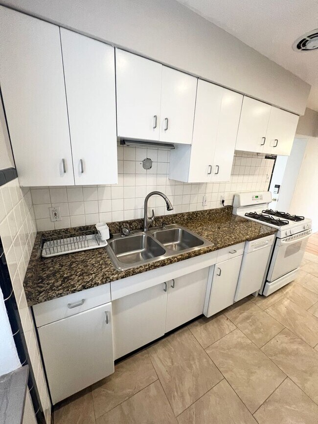 Building Photo - 5012-5014 Jamieson