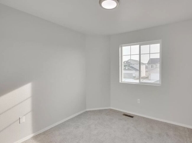 Building Photo - Beautiful brand new 3 bed/2.5 bath home in...