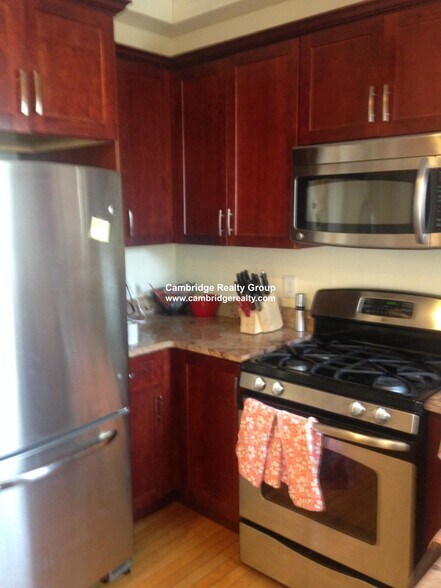 Building Photo - 154 Magazine St