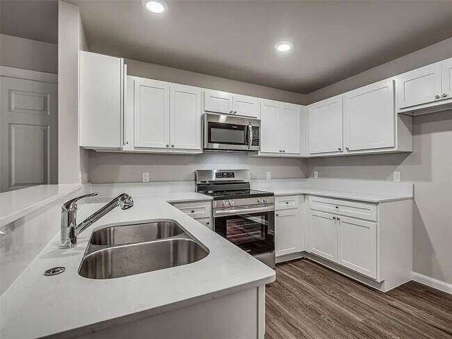 Building Photo - Beautiful 3-Bedroom Home in Yukon – Available Now!