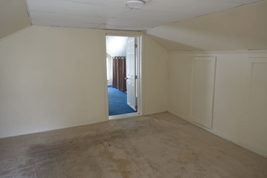 Building Photo - 503 N Chestnut St