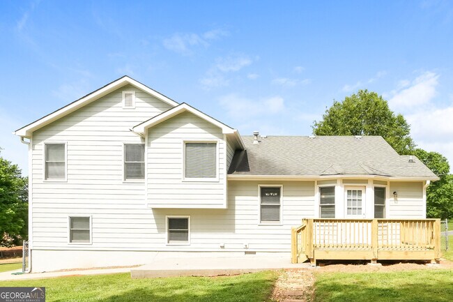 Building Photo - 22 Fairfield Dr SW