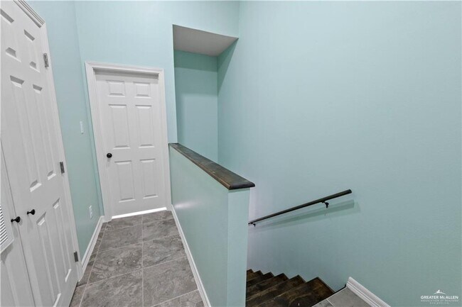 Building Photo - 1401 Karen Dr