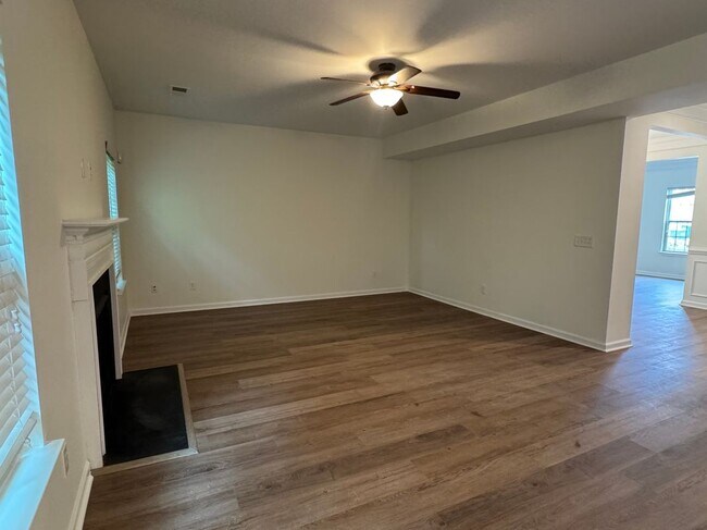 Building Photo - 219 Luna Trail