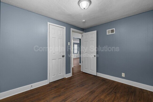 Building Photo - 465 S Dade Ave