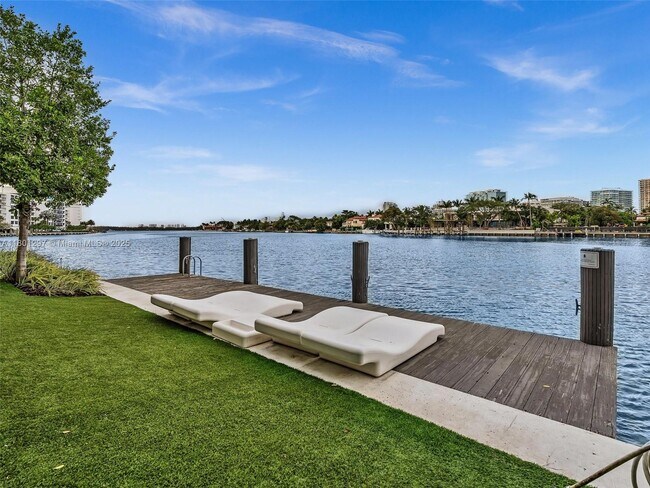 Building Photo - 9821 E Bay Harbor Dr