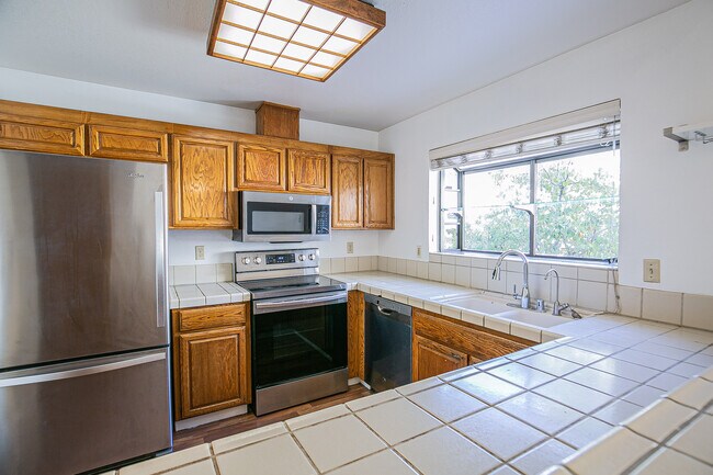 Building Photo - 1912 Magdalena Cir