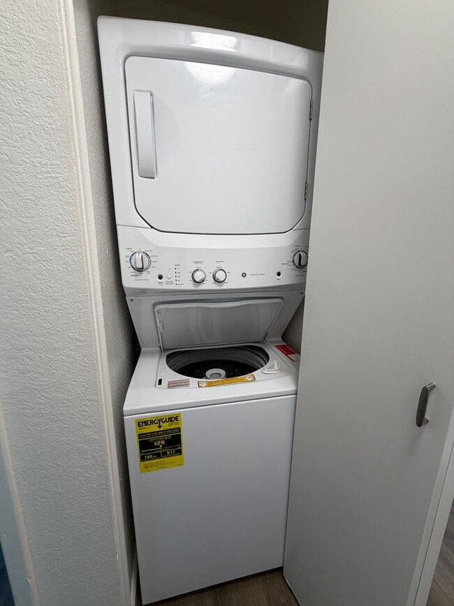 Building Photo - Ground floor Condo with sky views, Benicia