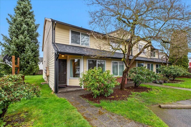 Building Photo - Monroe End Unit Townhome Unit A