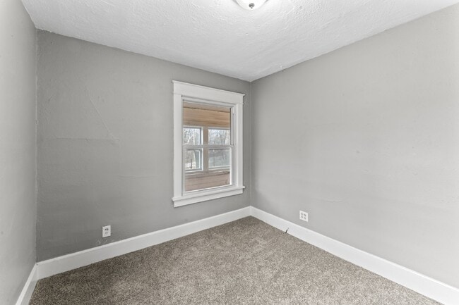 Building Photo - COMING SOON!! Charming 2-Bedroom Haven in Kansas City Northland!