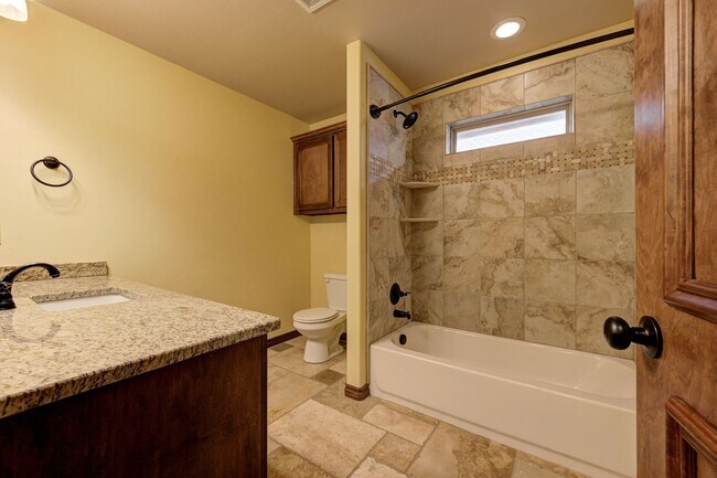 Building Photo - Beautiful & Large 4 Bed 2 Bath Home in Edmond!