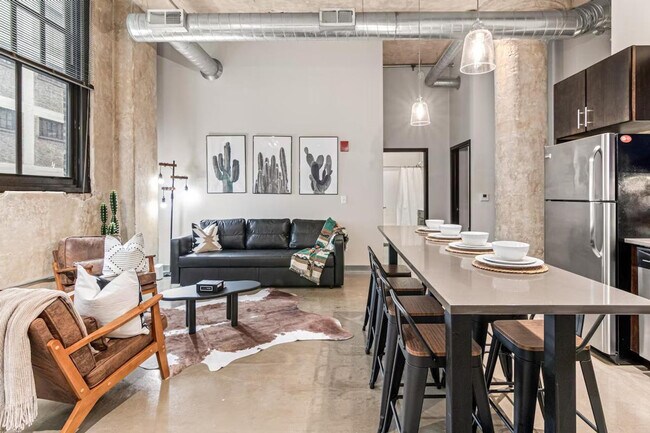 Building Photo - 301 N 7th Ave